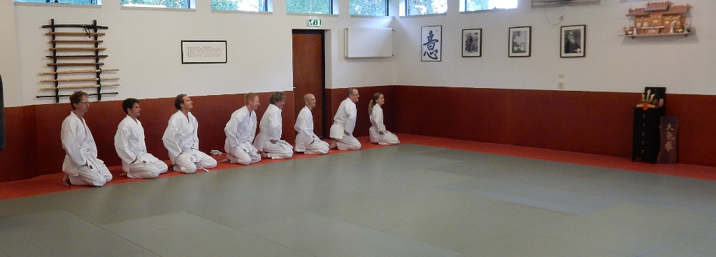 DSCN1706.JPG - De groetcerremonie waarbij eerst de grootmeesters die ons zijn voorgegaan worden gegroet, daarna de leraren en tot slot elkaar.