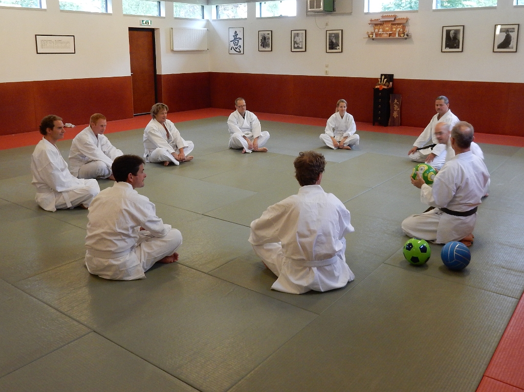DSCN1713.JPG - Een korte introductieronde waarbij iedereen elkaars naam leert kennen en met de nodige interactie en focus.