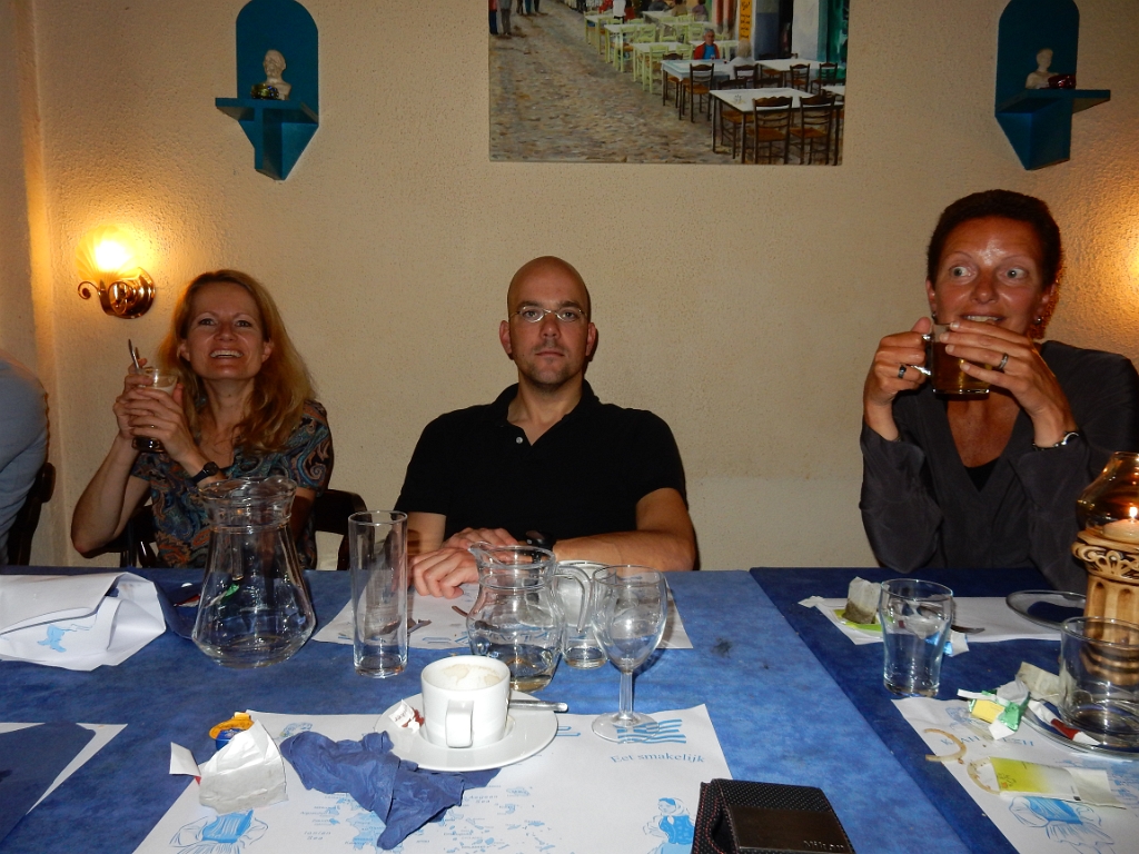 DSCN1839.JPG - Ingeborg en Caroline genieten volop, Gerben bereidt zich mentaal voor op de maaltijd. Hoe zat dat nu ook alweer?