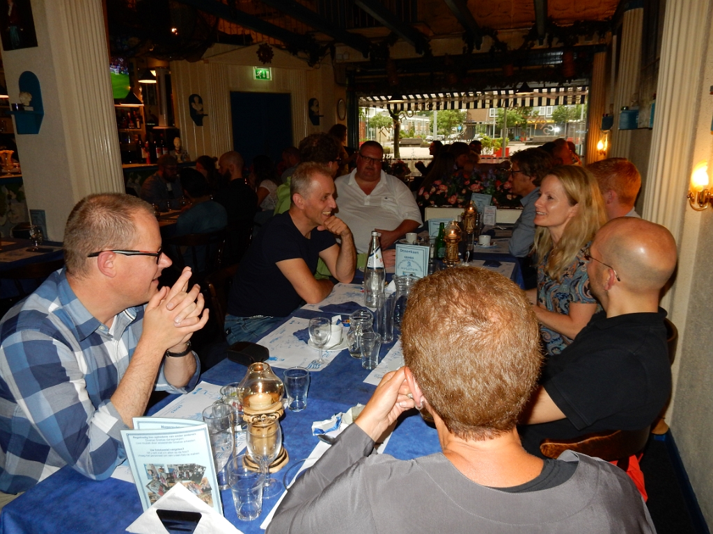 DSCN1841.JPG - Iedereen heeft het heerlijk naar de zin.