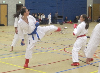 Brandi van de Mortel , Kumite met blauwe band.